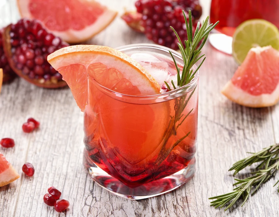 perfect gin with lime juice and tonic water and grapefruit