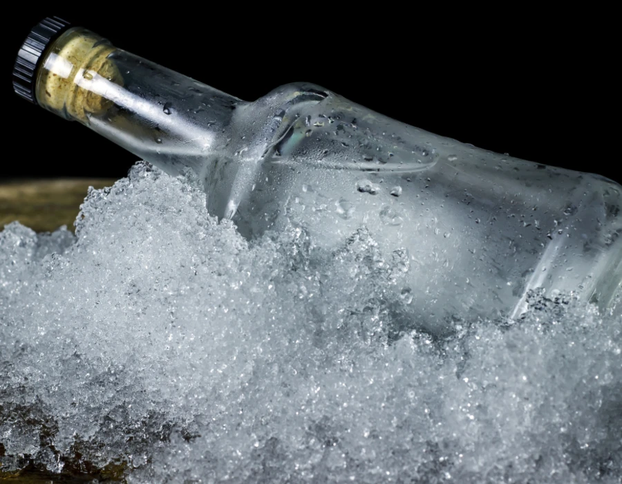 alcoholic beverage on ice