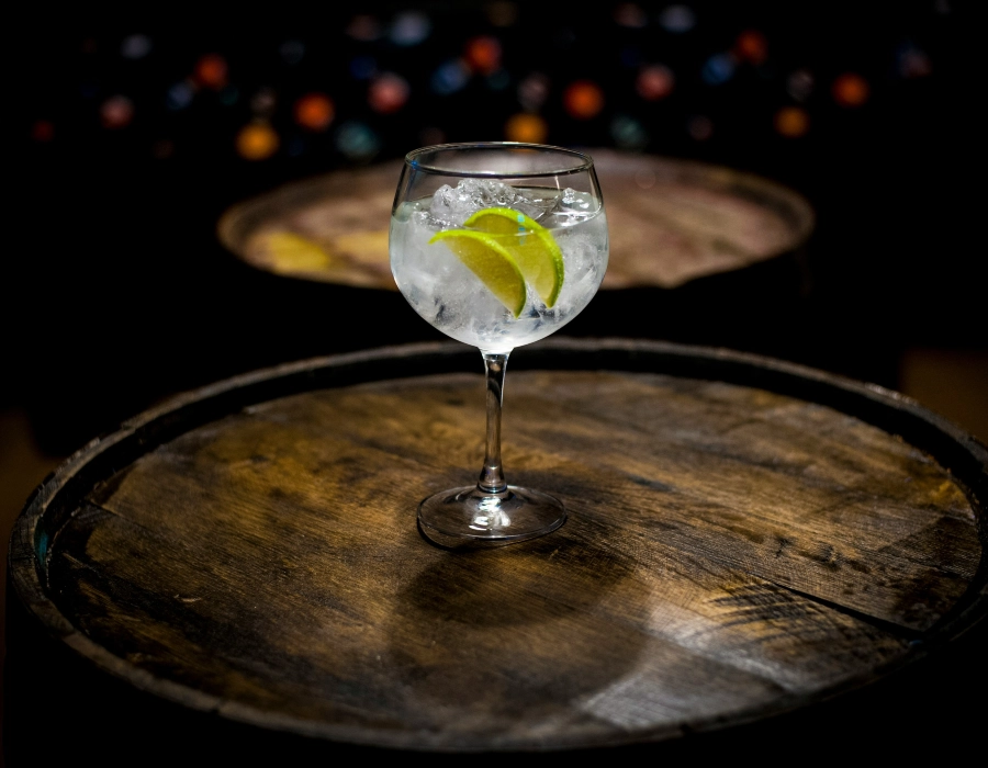 gin and tonic on barrel